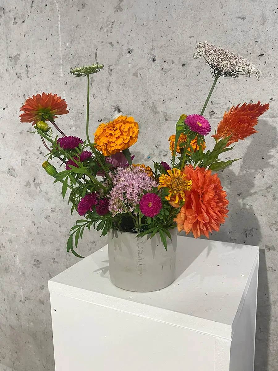 Création d'une composition florale dans un pot en céramique