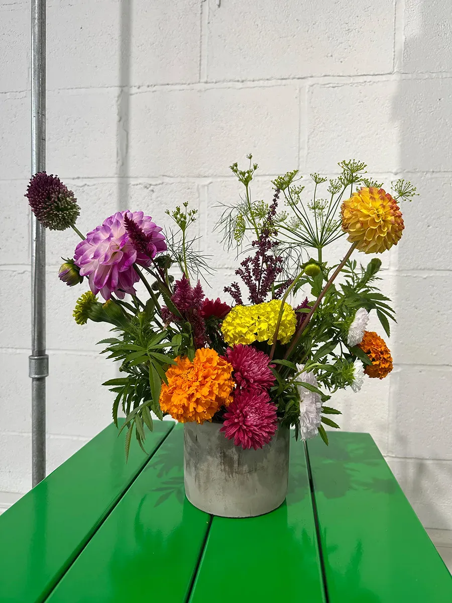 Création d'une composition florale dans un pot en céramique